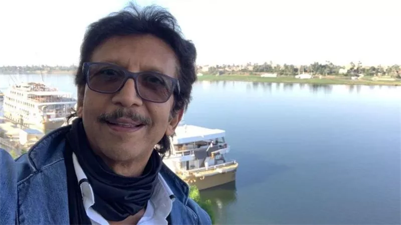 بيوم ميلاده .. يوسف منصور نجم مصري بدأ حياته من «صندوق قمامة» 