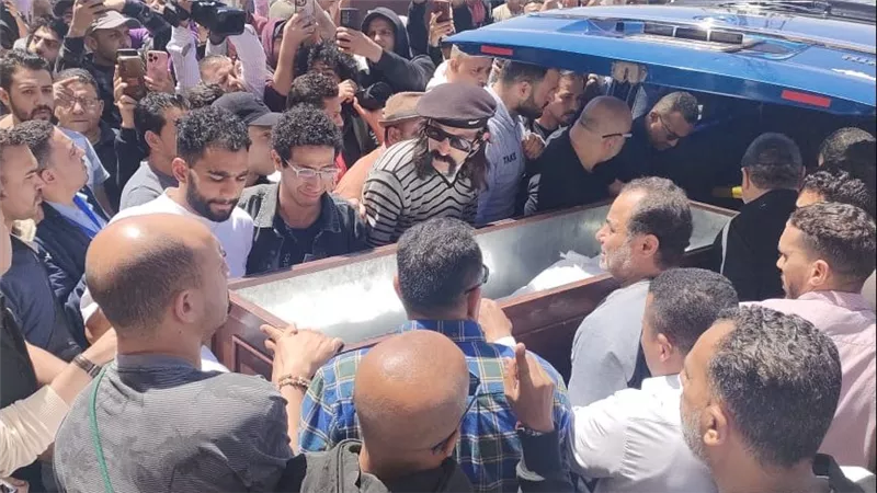 الدنيا كلها زعلانة عليه.. مشاهد من جنازة سليمان عيد توجع القلب وانهيبار زوجته وابن اخته حمدي المرغني