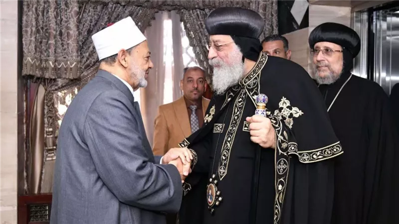 البابا تواضروس يجري اتصالًا هاتفيًا للأطمئنان علي صحه شيخ الازهر بعد تعرضه لوعكة صحية 