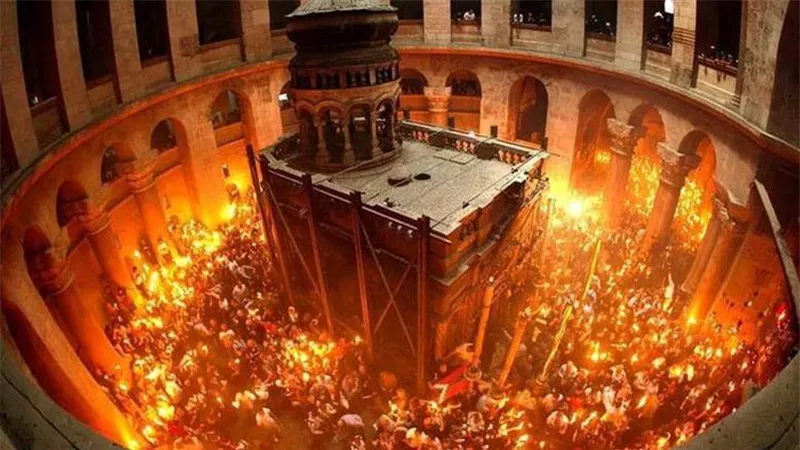 شاهد مراسم ظهور النور المقدس من قبر المسيح الان .. الآلاف يشهدون معجزة النار المقدسة تخرج في سبت النور وتذهل الحاضرين  في كنيسة القيامة بالقدس 