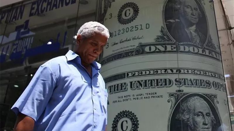 بعد ارتفاعه بـ7 بنوك : ماذا حدث للأخضر بعد زيادة أسعار البنزين في مصر هل قفز سعر الدولار في السوق السوداء تحويل 1000 دولار بكام جنيه؟