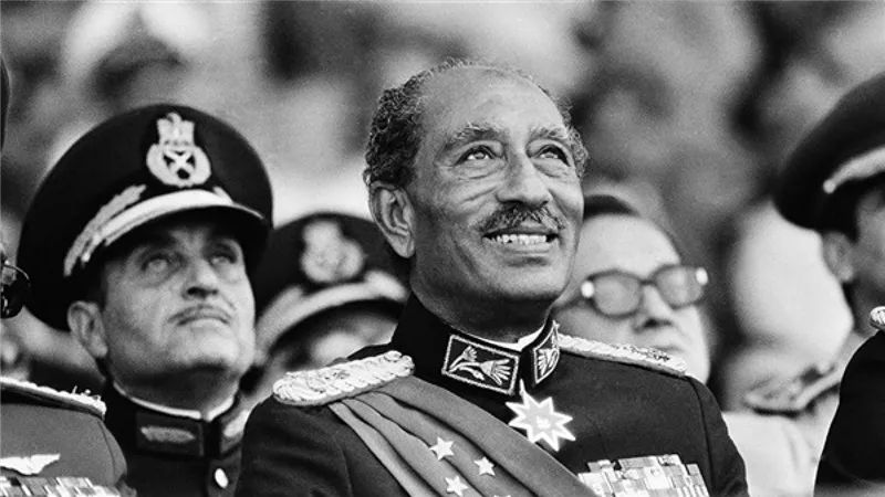 لأول مرة منذ 40 عامًا مشاهد جديدة توثق لحظة اغتـــ،ـيال أنور السادات بالصوت والصورة  ما سر بث وكالة أجنبية لقطات لم تُرَ من قبل لإستشهاد الرئيس المصري؟ 