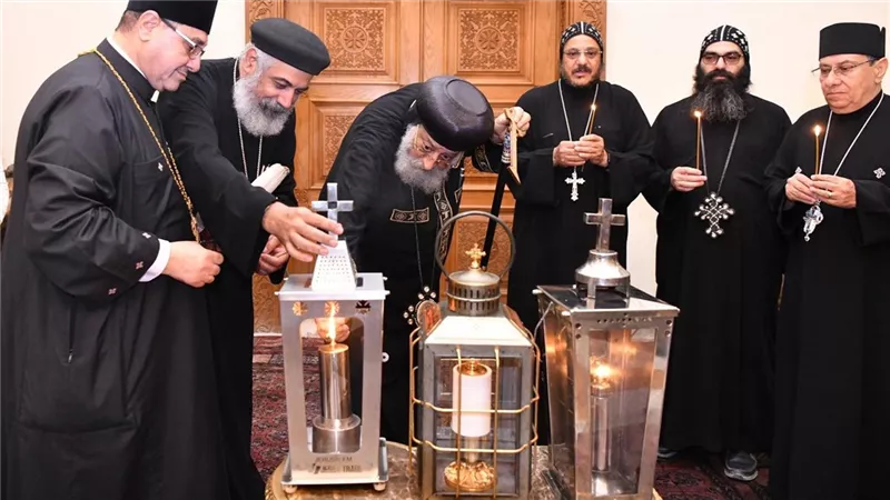 النور المقدس يضيء المقر البابوي بالقاهرة.. البابا تواضروس الثاني يستقبل كهنة رابطة القدس ويبارك الكنائس ببركة القبر المقدس