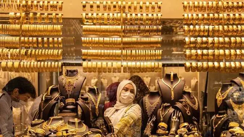 عيار 21 يسجل قفزة تاريخية الان .. أسعار الذهب تحطم التوقعات بموجة ارتفاع رهيبة تضرب الصاغة ماذا يعني ذلك للمقبلين على الاستثمار؟