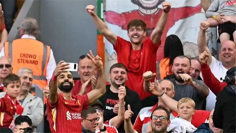 أخبار قلبت المواقع والصحف العربية والعالمية.. ماذا يحدث مع محمد صلاح بعد فوز الريدز بالدوري؟