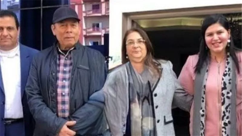 ما سر الصورة التي تجمع بين أحمد ماهر ومديرة مدرسة الكرمة.. اعرف التفاصيل ورد الفنان على المهاجمين