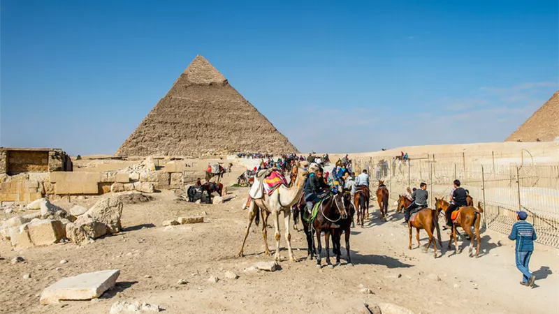 رسالة مصرية للعالم  بعد اتهامات القناة العاشر : أهرامات الجيزة تتعرض لحملة من الخارج  ورد مفاجئ من مصر على أكاذيب الإعلام الخارجي لضرب السياحة   