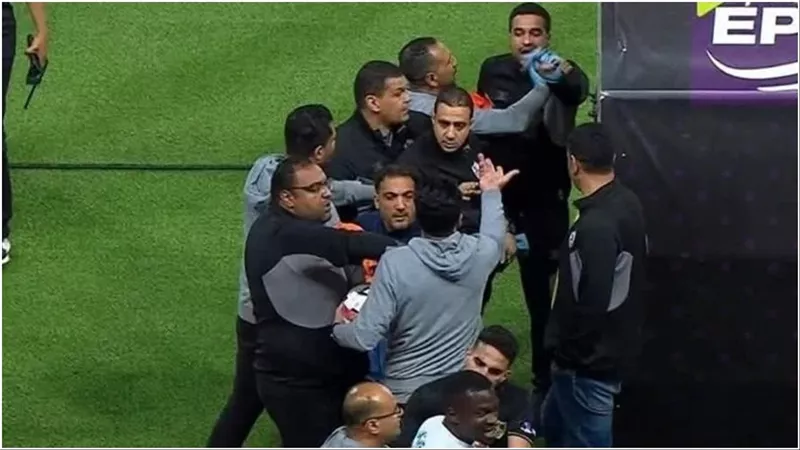 بعد صافرة الحكم.. ماذا أشعل المشادة العنيفة بين الزمالك والمصري في برج العرب؟ (فيديو)