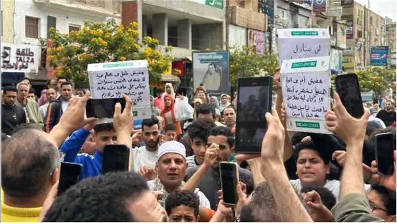 رغم قانون التظاهر وتجريم الحشود أمام المحاكم.. لماذا صمتت الحكومة أمام مظاهرات قضية الطفل ياسين؟ وهل يسمح التعاطف العام بتجاوز القوانين؟