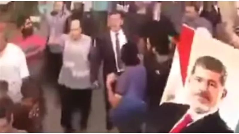 مواقع التواصل تضج بعد ظهور فيديو قديم لمحامي الطفل ياسين خلال مظاهرة مؤيدة للإخوان: 