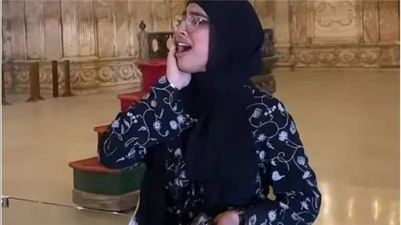 فتاة تؤذن داخل مسجد قلعة صلاح الدين وتفجّر الجدل.. هل يجوز شرعًا؟ وبيان رسمي من دار الإفتاء يحسم الموقف (فيديو)