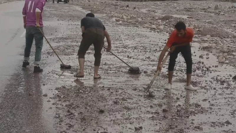 سيول غزيرة تضرب طريق مرسى علم بمحافظه البحر الاحمر تتسبب فى تعطيل حركه المرور