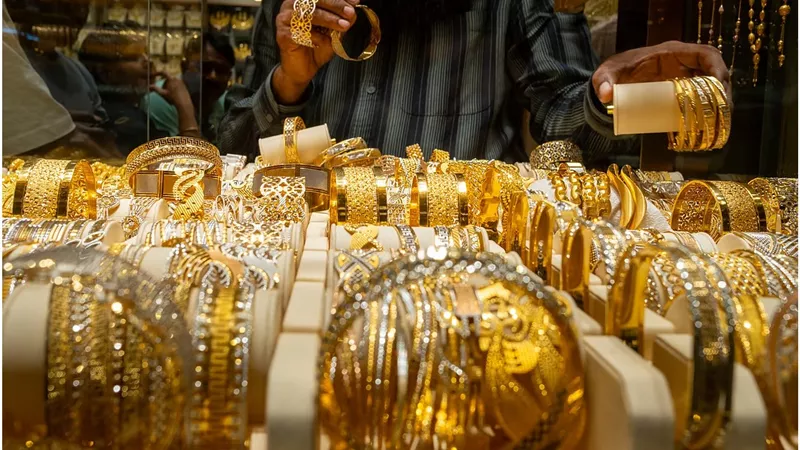 «تشتري ولا تبيع؟».. سعر الذهب اليوم في مصر الخميس 15 مايو 2025 بعد التراجع الجديد.. والجنيه الذهب يسجل 36400 جنيه