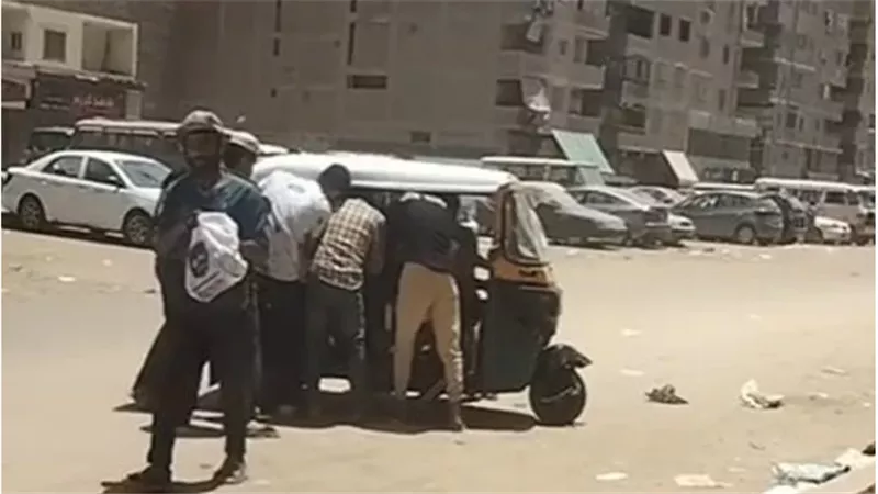 شاهد فيديو متداول يفــ،ـضـ،ح بيع المـ،ـ،ــخـ،ـدرات نهارًا من داخل توك توك في شبرا الخيمة يسبب رعـ،ـب في قلوب الأهالي 