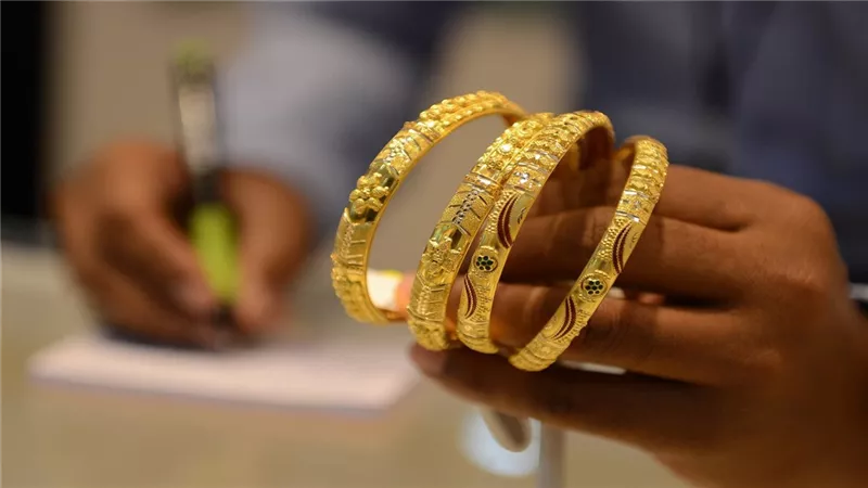 «نبيع ولا نشتري؟».. سعر الذهب يتراجع بعد قرار الفيدرالي الأمريكي – مفاجأة في عيار 21 والجنيه الذهب