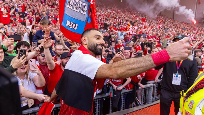 صورة مسربة لـ محمد صلاح بالقميص الجديد تشعل غضب جماهير ليفربول وتثير جدلاً واسعاً اتهامات لأديداس بتقليد زي مانشستر يونايتد تشتعل - شاهد اول ظهور 