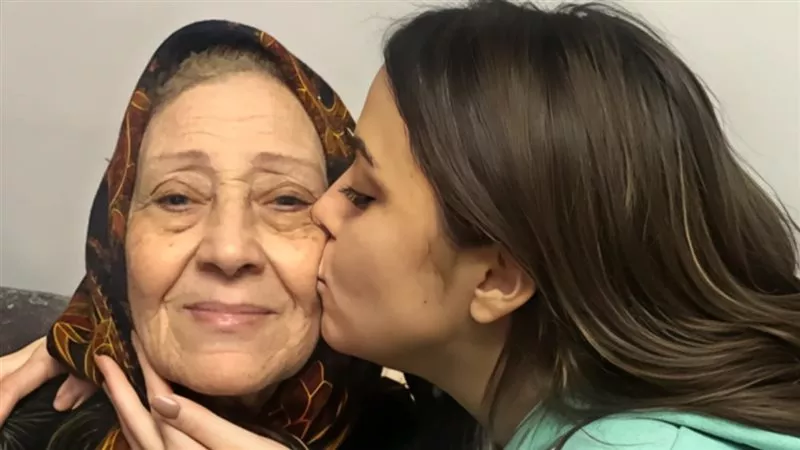 وداعاً تيتة نوال .. الموت يفجع المخرج خالد الحجر  شاهد لحظة إنهيار وئام مجدي في وادع جدتها 