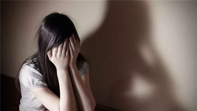 واقعة تزلزل الجيزة .. أب يتعدى على ابنته بلا رحمة ويجرها للإدمان والنهاية لا تُصدق اعترفات إمام النيابة تقشعر لها الأبدان لن تتخيل ما حدث!