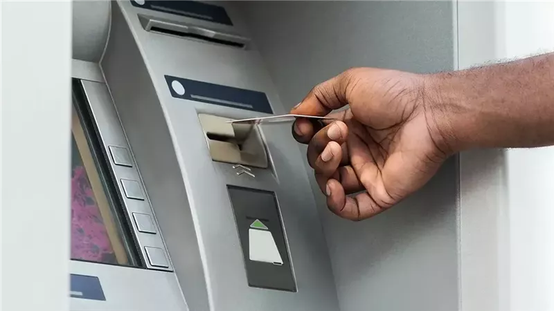 كارتك ممكن يتسحب والفلوس تروح .. 7 أخطاء خطيرة في استخدام ماكينة ATM خلال العيد تُكلفك وقت وفلوس – اعرف الحلول والتحذيرات الهامة