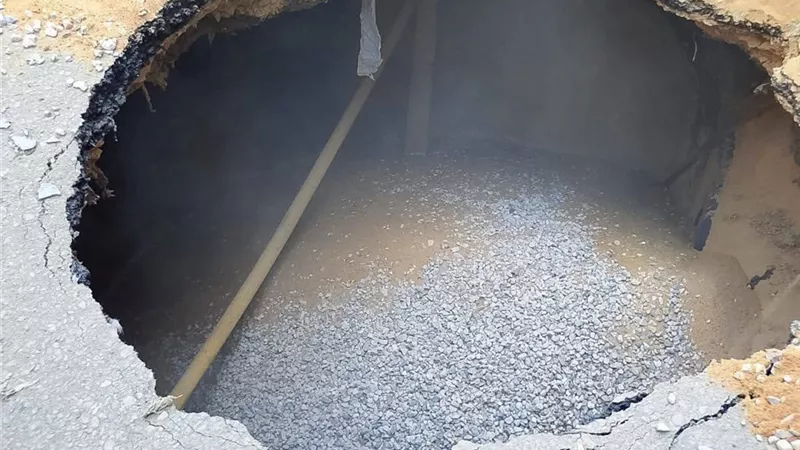 هبوط أرضي مفاجئ.. أهالي هذه المحافظة بحالة ذعـ ر الجميع مندهش من المنظر.. والجهات المختصة تتحرك.. ما القصة؟