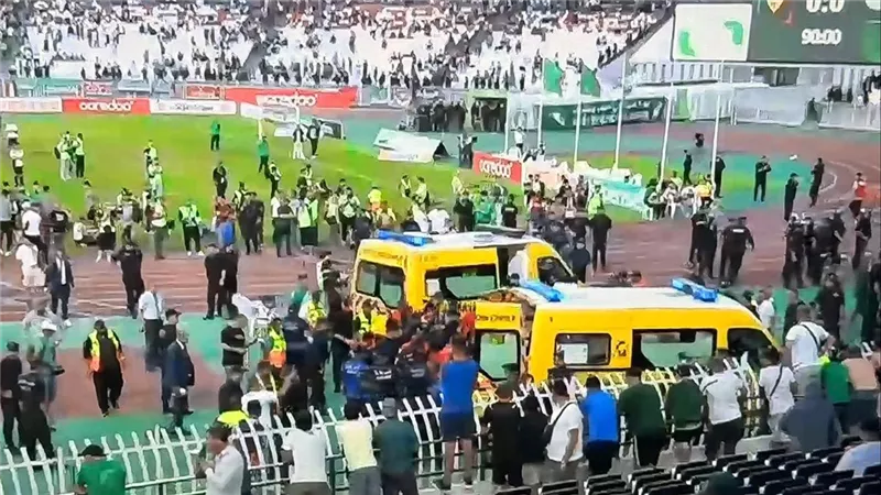 تتويج مولودية الجزائر يتحول لكـ ارثة وعدد وفيات كبير في قلب الملعب.. صـ دمة في البلاد بسبب ما حدث في الإستاد 