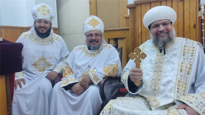 «فرحة روحية في النجارين».. الأنبا بقطر يدشن أواني الخدمة ويفتقد أسر الكنيسة بعد قداس السبت