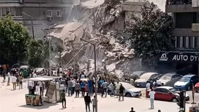 فاجعة سكنية جديدة تهز القاهرة ..شاهد انهيار عقارين بالكامل في حدائق القبة ومطالب بفتح ملف العقارات الآيلة للسقوط بعد الدفع بسيارات الإنقاذ والإسعاف هل يوجد وفيات؟