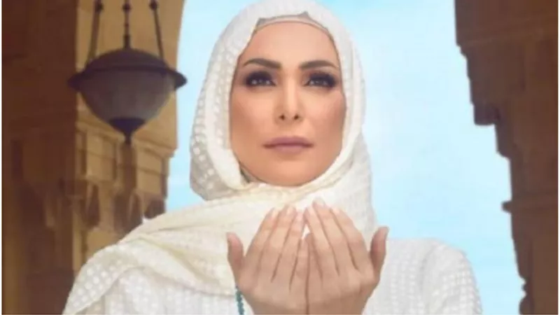 خلعت الحجاب وظهرت بشعر كيرلي .. شاهد أول ظهور رسمي لـ أمل حجازي بدون حجاب وبإطلالة جريئة تُشعل الجدل مجددًا هل ستعود للفن ماذا قالت؟