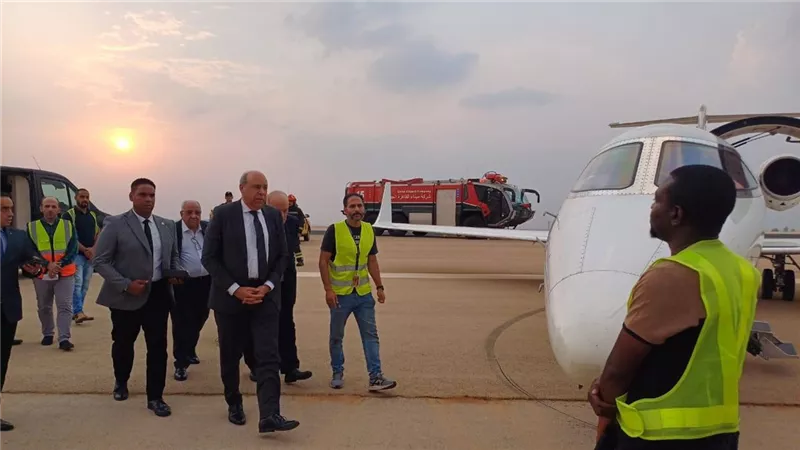 هبوط اضطراري مرعب يهز مطار القاهرة الدولي.. وزير الطيران يتحرك فورًا ويكشف تفاصيل اللحظات الحرجة داخل المدرج وتحقيق فوري في الأسباب بالصور حصل إيه في المطار؟