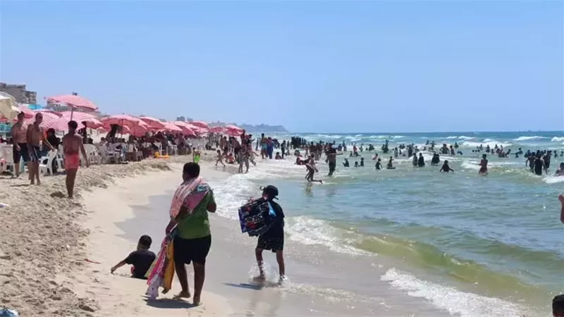 جميع شواطئ الإسكندرية مغلقة اليوم الثلاثاء بسبب سوء حالة البحر