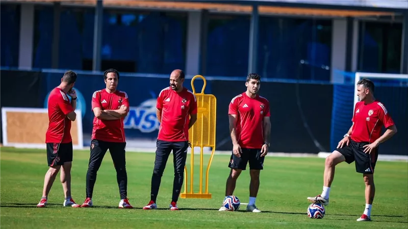 أزمات بالجملة تحل على النادي الأهلي.. أكثر من 14 لاعب هيمشوا وأزمة في مجلس الإدارة.. ماذا يحدث في القلعة الحمراء؟