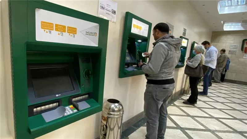 «الفايدة ثبتت والسحب زاد».. البنك المركزي يرفع حدود السحب ويعلن رسوم ATM الجديدة – اعرف كل التفاصيل
