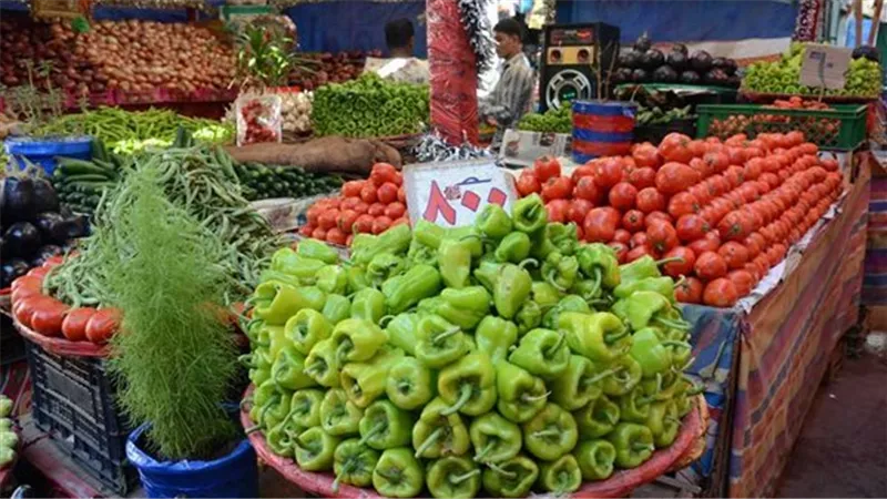 أسعار الخضروات والفواكه الثلاثاء 26 أغسطس بسوق العبور:البصل الأحمر بـ6 جنية والعنب البناتي بـ22