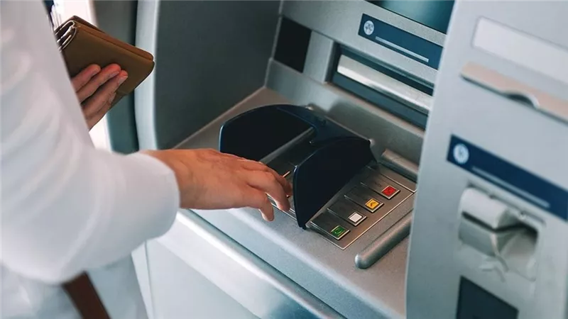 المبلغ زاد رسميًا.. الحد الأقصى للسحب النقدي من البنوك وماكينات ATM يرتفع بقرار استثنائي من المركزي المصري