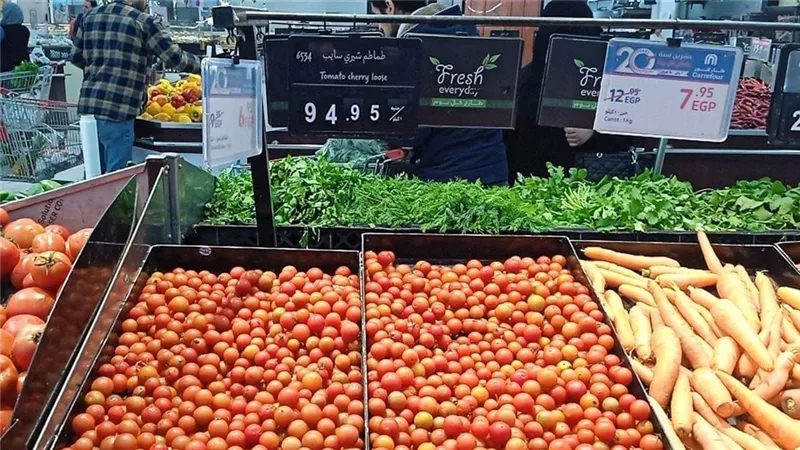 ورق العنب بـ35 والطماطم بـ3 جنية النهاردة.ننشر أسعار الخضروات والفواكه اليوم الخميس 24/يوليو/2025 بسوق العبور للجملة