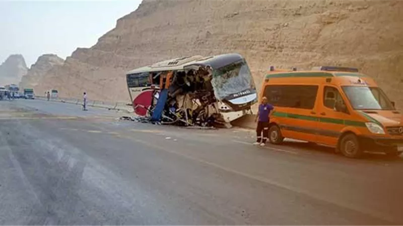 حادث أليم على طريق رأس الحكمة.. مصرع شاب وإصابة 58 في انقلاب أتوبيس رحلات عائد من مصيف مطروح