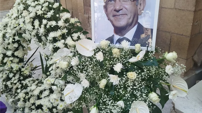  أول لقطات مباشرة لوصول جثمان الفنان لطفي لبيب وانطلاق مراسم الجنازة من أمام كنيسة مار مرقس وسط بكاء الفنانين