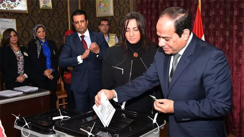 الرئيس السيسي يدلي بصوته بانتخابات مجلس الشيوخ من مصر الجديدة تزامنا مع انطلاقها