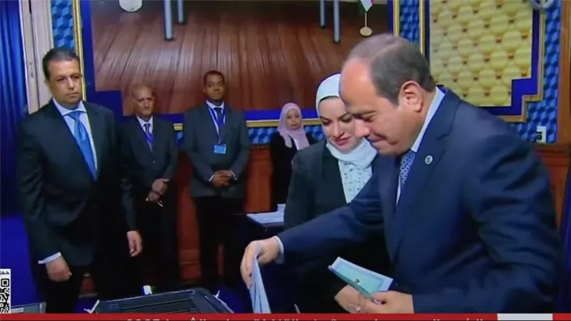 لقطات توثق الرئيس السيسي داخل لجنته الانتخابية بمصر الجديدة للتصويت بانتخابات مجلس الشيوخ 