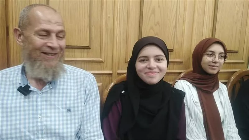 الأولى على الثانوية العامة تتعرض لحادث آليم ووالدها بحالة حرجة 