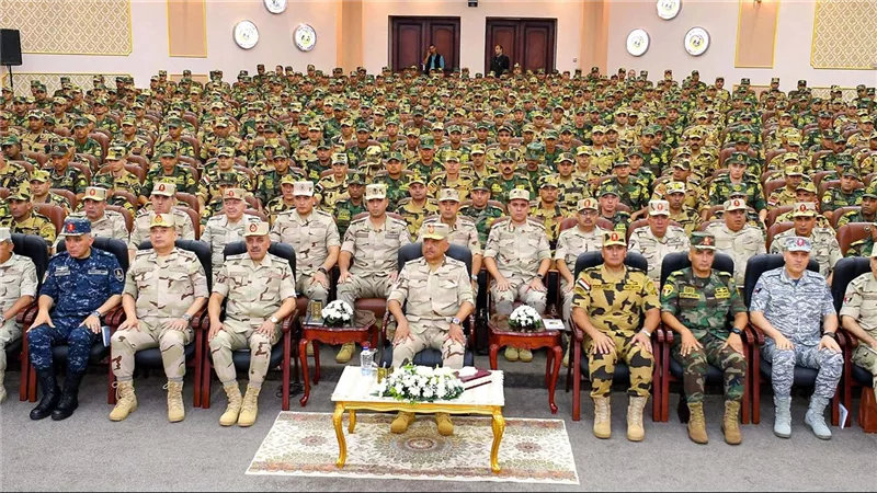 بيان القوات المسلحة: وزير الدفاع يلتقي أبطال الصاعقة والمظلات ويشدد على الاستعداد القتالي