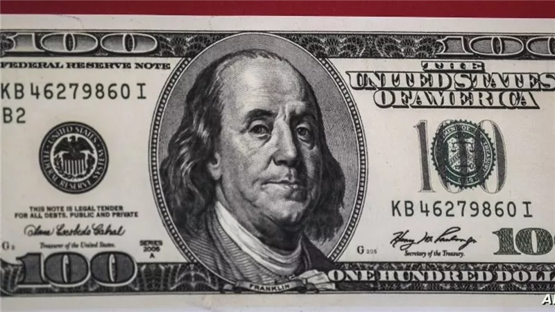 سعر الدولار مقابل الجنيه اليوم الأحد.. 48.46 في البنوك و48.99 بالسوق الموازية