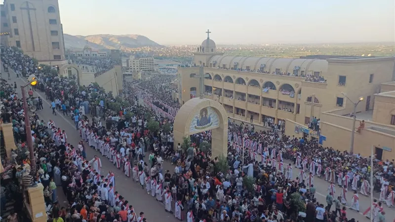 احتفالات صوم العذراء تجمع الآلاف من الأقباط في دير السيدة العذراء بجبل درنكة بأسيوط