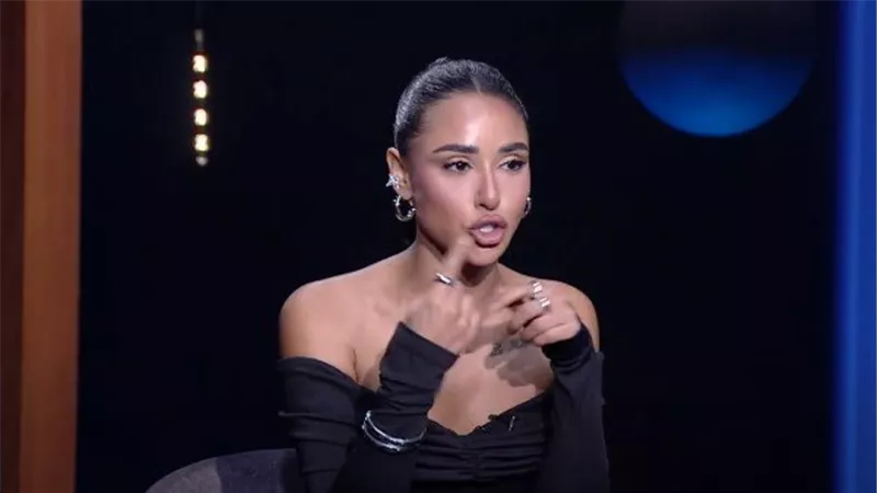 آية سماحة تتحدث عن سرقة خاتم ألماس وساعة روليكس وضياع حقيبتها في مطار باريس