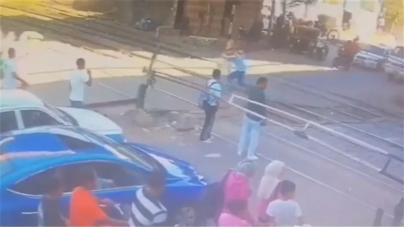  لحظة إنقاذ شاب قبل مرور القطار بثوان.. تحدى الموت وانقذه عم طارق 