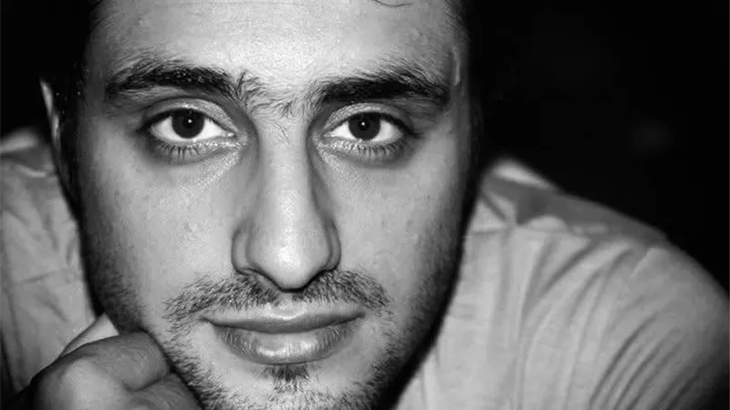 وفاة  الفنان بهاء الخطيب أثناء ممارسة كرة القدم  بعد محاولات إنعاش فاشلة في مستشفى أكتوبر