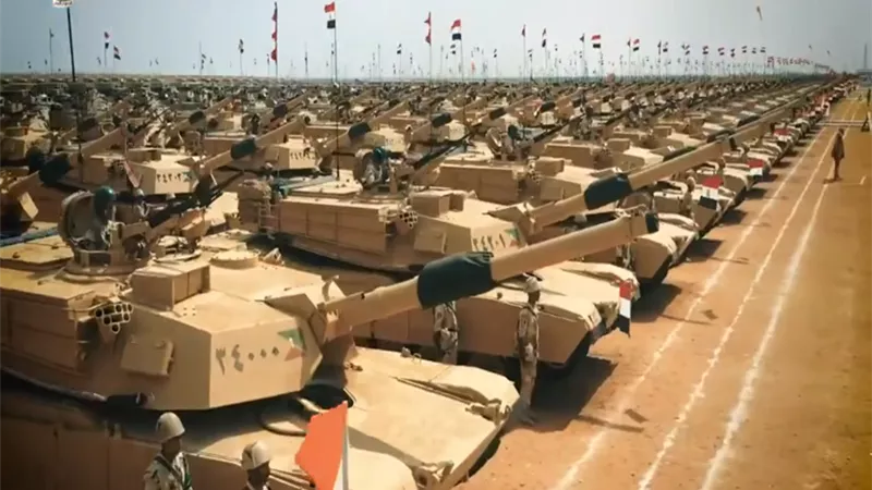 القائد العام للقوات المسلحة يلتقي مقاتلي المنطقة الغربية وينقل تحيات الرئيس السيسي