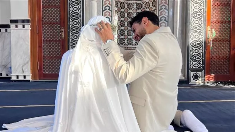 فوتو سيشن داخل المسجد يقلب مواقع التواصل والأوقاف تتدخل بشكل رسمي