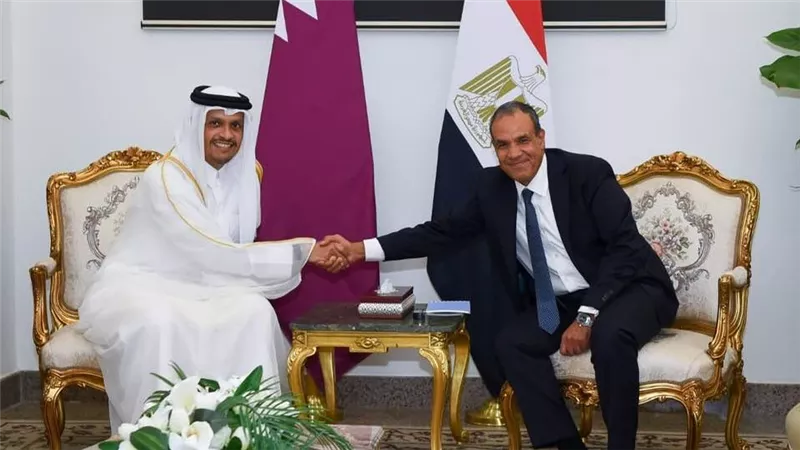 رئيس وزراء قطر يعلن استثمارات بـ7.5 مليار دولار في مصر لتعزيز التعاون بين البلدين