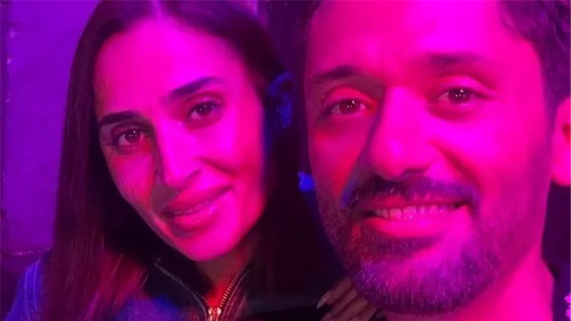آن الرفاعي زوجة كريم محمود عبد العزيز ترافقه في الاستوديو